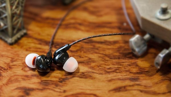 FiiO F3 Dynamic Graphene Driver In-Ear Monitor Earphones with Mic