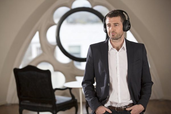 Sennheiser Digital Wireless Headphones with Transmitter - RS 160 Sennheiser Digital Wireless Headphones with Transmitter - RS 160