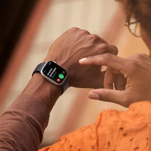 Apple Watch Series 8 - GPS, 45mm - Starlight Aluminum Case with Starlight Sport Band - Image 5