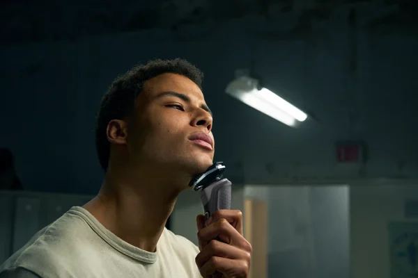 MTEyOTYyMzAwZGI0ZDgzODQ0NDlmNzg0YjlhZjExMDBjMTIxNGQud2VicA Philips Electric Shaver - S5887/10 - Grey - Image 4